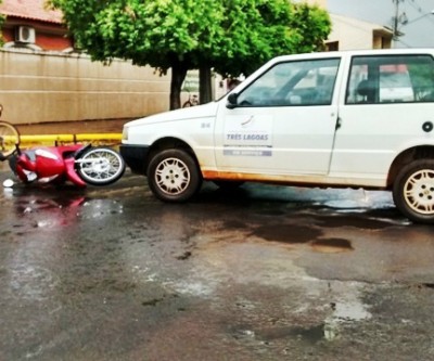 Veículo oficial da prefeitura invade preferencial e provoca acidente