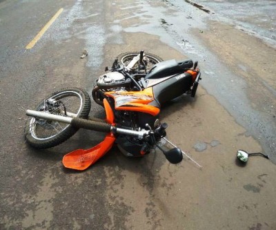 Motociclista colide na traseira de veículo e duas pessoas ficam feridas
