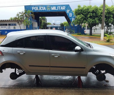 Ex namorado “surta” e após crise de ciúmes fura os quatro pneus do carro do amigo da ex 