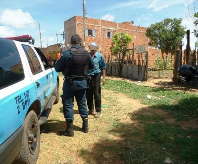 Se passando por comprador, bandido se esconde debaixo de cama e ameaça idoso com pedaço de pau