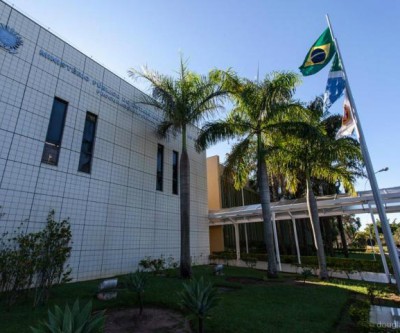 Para não configurar nepotismo, casal deve decidir quem vai deixar governo