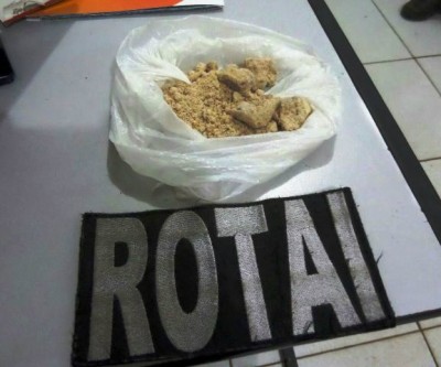 Traficante foge ao ver viatura e deixa drogas para trás
