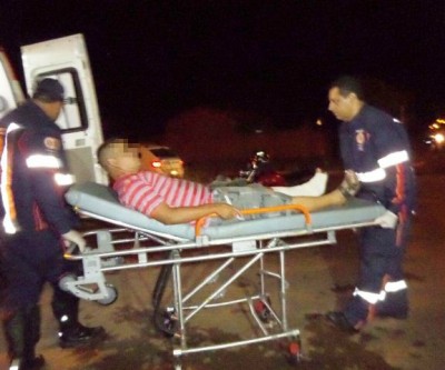 Ao escorregar com moto em poça d’água, motociclista sofre fratura no tornozelo 