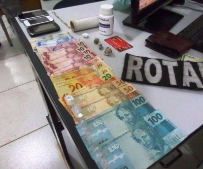 Pessoas são presas pela ROTAI em residência apontada como ponto de venda de drogas