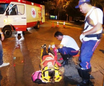 Ciclista fica ferida ao cair em buraco na Clodoaldo Garcia