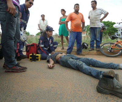 Ciclista arremessado contra para-brisa é socorrido pelo SAMU
