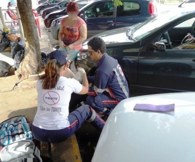 Mulher sofre possível fratura ao cair em calçada irregular