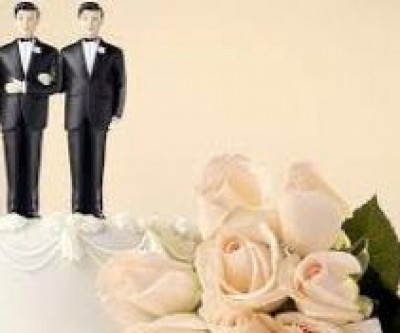 Gerente gay é demitido de banco após postar vídeo com noivo no Facebook