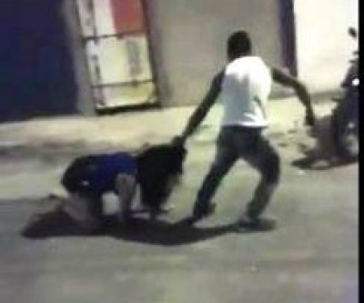 Esposa é arrastada pelos cabelos no meio da rua, mas defende marido de policiais