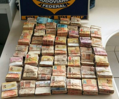 No 1º dia de carnaval, PRF apreende R$ 63.700 e 330 gramas de “Crack”