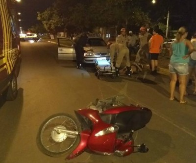 Acidente de transito entre uma parati e uma moto biz derruba condutora que se machuca