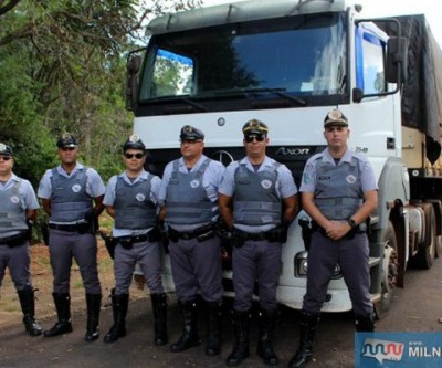 Polícia Rodoviária de Andradina apreende carreta com 400 mil maços de cigarros do Paraguai