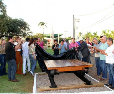 Monumento em homenagem aos ferroviários é instalado na Praça Ramez Tebet