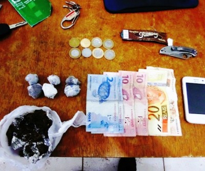 Jovem é preso pela Polícia Militar de Trânsito depois de fugir e abandonar maconha para trás