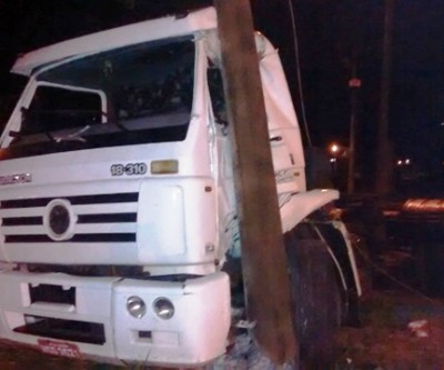 Motorista embriagado bate caminhão em poste e diz que estava “devagar”