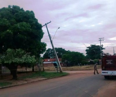 Carro bate em poste e local precisa ser isolado pelos bombeiros e Polícia Militar 