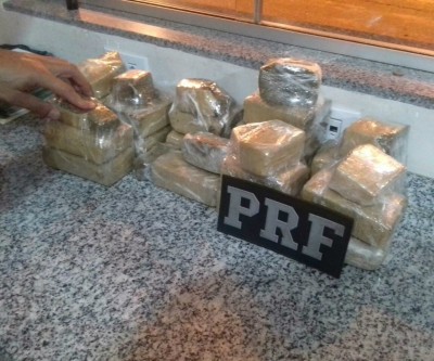 Passageiro de ônibus é preso pela PRF com 9kg de maconha