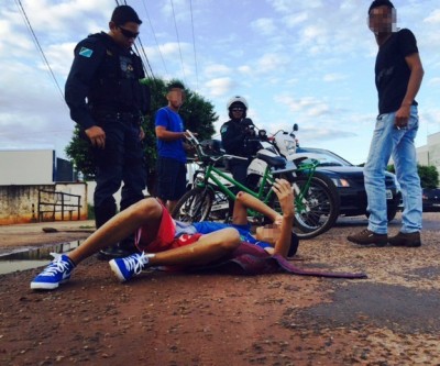 Garoto de 15 anos que seguia para a escola sofre ferimentos no braço e cintura 