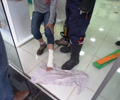 Mulher sofre lesão em acidente envolvendo carro e moto no centro da cidade