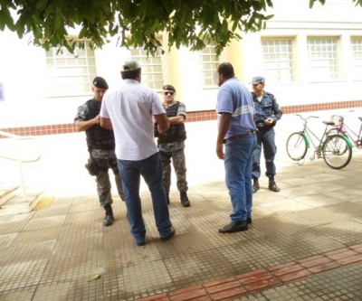 Homens trocam socos na área central depois de desacordo comercial