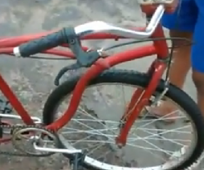 Buraco em ciclovia causa acidente e estragos em bicicleta 