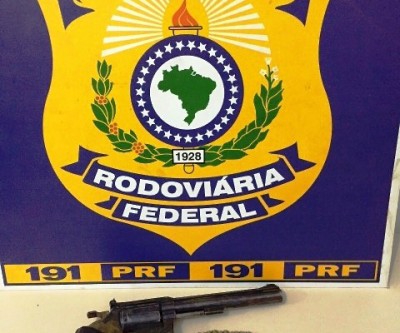 P.R.F. de Três Lagoas prende homem por porte ilegal de arma de fogo 