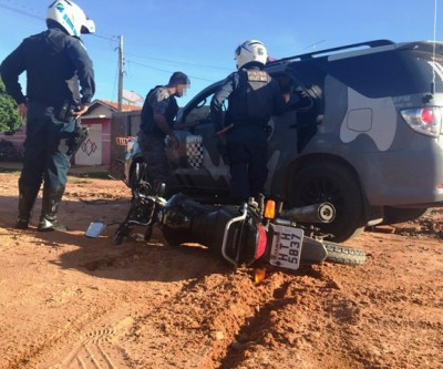 Assalto, perseguição, prisão e apreensão de moto “marcaram” ação policial no Jardim Violetas 