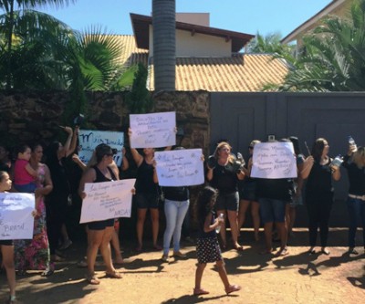 Manifestantes pedem impeachment de prefeita e deixam cartazes em frente à casa de Márcia Moura