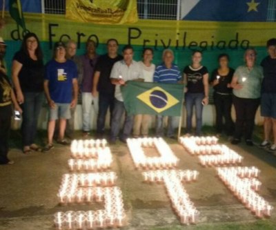 Movimento “Vem pra Rua” reuniu Três-lagoenses em frente ao prédio da Justiça Federal