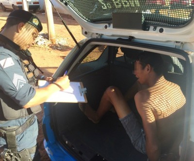 Após crise de bipolaridade, jovem “surta”, causa dano e anda de cueca em rua do Vila Alegre 