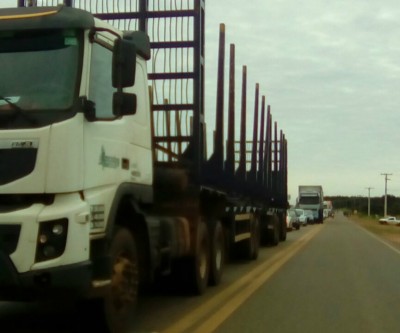 Manifestantes bloqueiam rodovias em Três Lagoas contra reformas 