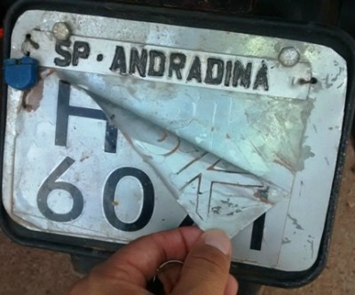 Motocicleta com “placa de adesivo” é apreendida pela Rotai