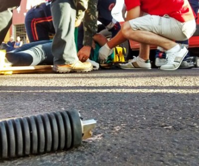 Colisão entre motos deixa uma pessoa ferida na área central da cidade 