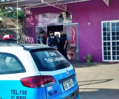 Bandidos ameaçam dona de salão com arma de fogo e levam joias no Vila Haro
