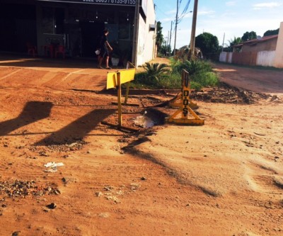 Departamento de obras sinaliza buraco, mas não toma providências para solucionar o problema