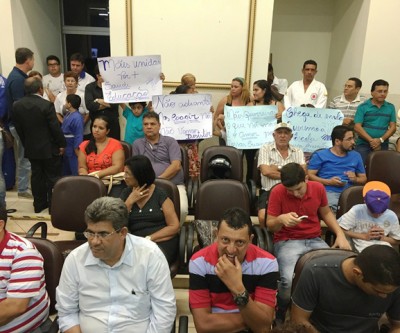 Como forma de repúdio, manifestantes viram as costas para vereadora Mariza Rocha em sessão na Câmara 