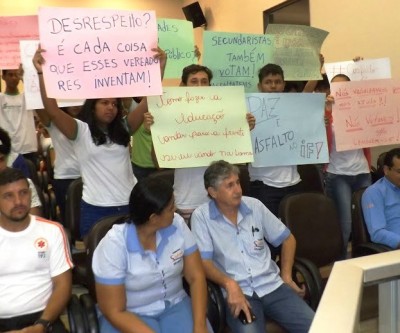 Manifestação de alunos e professores do IFMS ‘esquenta o clima’ na Câmara