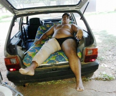 Sem ajuda do poder público, mãe carrega o filho dentro de carro para fazer exames 
