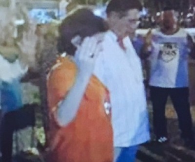 Para pedir ajuda, Márcia Moura se reúne com grupo de orações na frente da prefeitura 