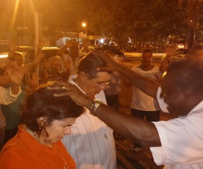 Marcos da Paz Silva foi quem ministrou orações à prefeita Márcia Moura em frente à prefeitura 