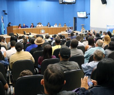 Moradores e vereadora cobram reparos nos residenciais Orestinho e Novo Oeste
