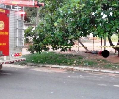 Corpo é encontrado por populares em calçada com ferimentos na cabeça