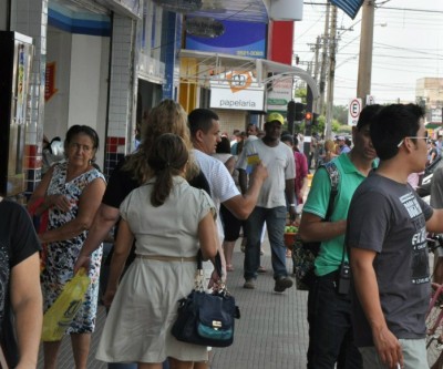 Comércio vai funcionar em horário especial neste final de semana 