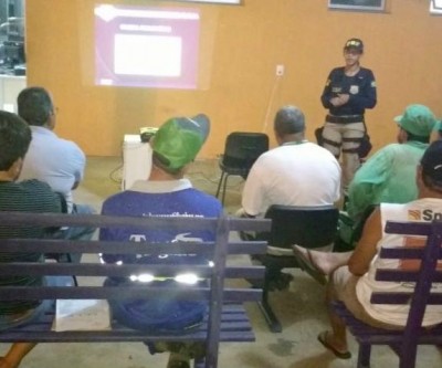 PRF realiza ação educativa para motoristas profissionais