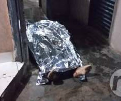 Corpo de pedreiro é encontrado seminu caído em varanda de vila de casas