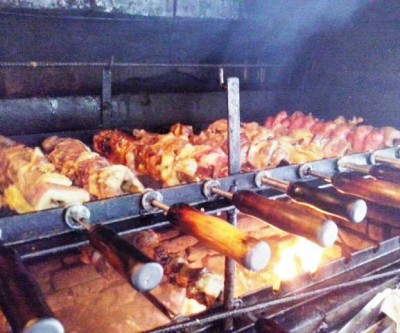 Almoce o melhor churrasco as quartas, sábados e domingos no Caipira Grill