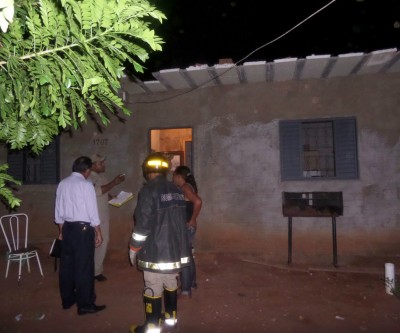 Vizinhos acionam o Corpo e Bombeiros para combater incêndio em residência 