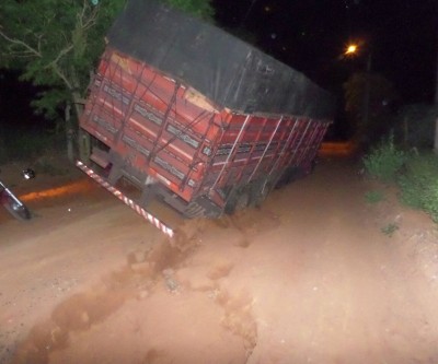 Estrada sem manutenção por pouco não causa o tombamento de um caminhão 