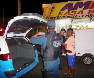 Dona de conveniência leva “cantada”, avisa o marido que ainda é ameaçado de morte 