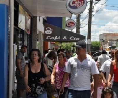 Na véspera do Dia das Mães, comércio funciona em horário especial